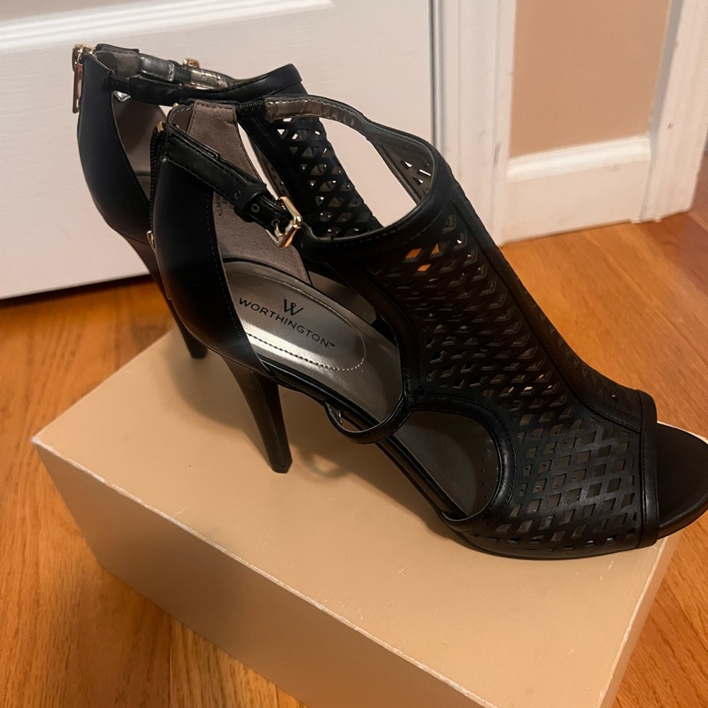 Worthington brand, size 9, 4” heels and black.